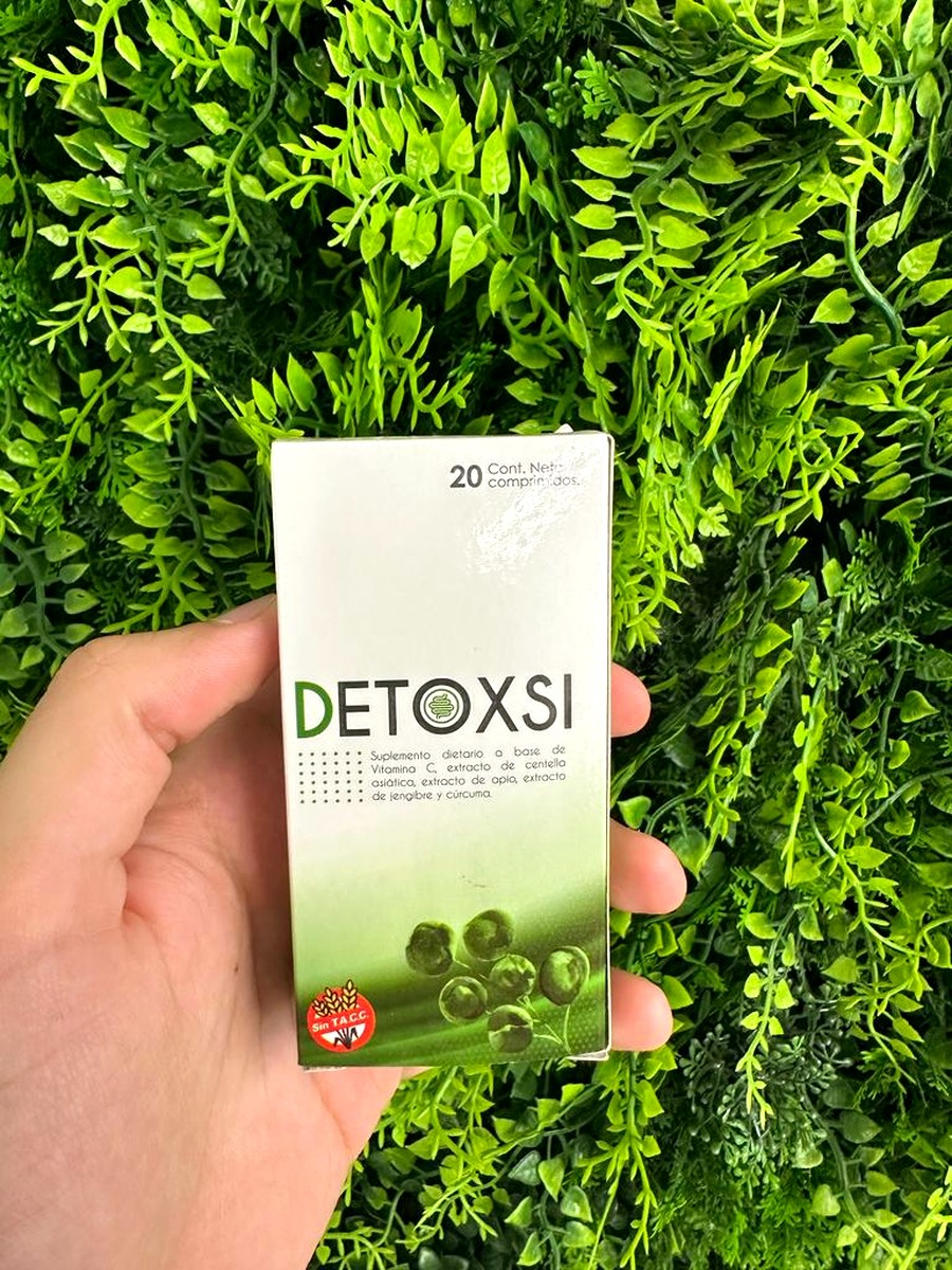 DetoxSi entre hojas verdes